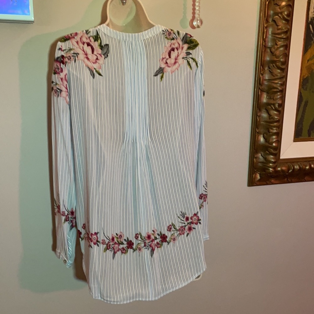 Pale Sky peasant blouse with high/low shirt tail hem - Picture 5 of 10